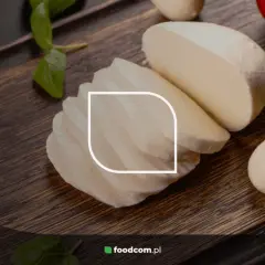 Różne rodzaje mozzarelli: kulki, plastry i blok na desce z bazylią i czosnkiem.