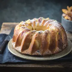 Szybka babka wilgotna, udekorowana skórką cytrynową i cukrem pudrem, kusi apetycznym wyglądem. Idealna na deser.
