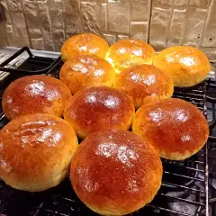 Świeżo upieczone, złociste bułki do burgerów, gotowe do podania. Idealny przepis na domowe burgery.
