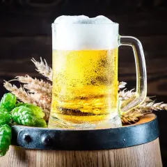 Chmiel i jęczmień zdobią kufel pełen orzeźwiającego american pale ale.