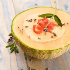 Jak jeść melona? Pokrojony na pół, z pianką, szynką parmeńską, lawendą i listkami. Pyszna inspiracja.