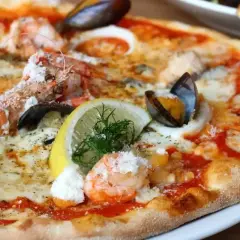 Wykwintna pizza z krewetkami, małżami i cytryną. Prawdziwy smak najdroższej pizzy na świecie.