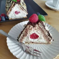 Słodka chatka Baby Jagi z kremem, czekoladą i owocami. Wygląda jakby ją Babcia sama piekła!