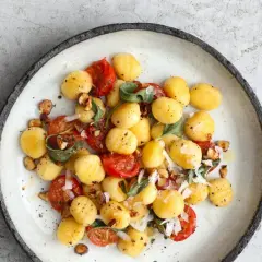 Gnocchi z pomidorkami, szałwią i orzechami. Prosty przepis na gnocchi z czym podawać, by zachwycić smakiem.