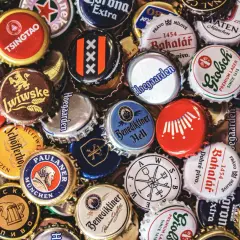 Kapsle po piwie z różnych browarów: Tsingtao, Lwiwskie, Hoegaarden, Grolsch, Paulaner, Heineken, Corona Extra i wiele innych.