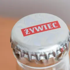 Metalowa zakrętka z logo Żywiec, gotowa do otwarcia. Idealna na orzeźwiający żywiec lager.