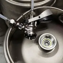 Metalowy piwo keg z podłączonym kranikiem i rurką. Gotowy do nalewania orzeźwiającego napoju.