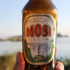 Butelka piwa Mosi Lager z etykietą przedstawiającą wodospad. To jeden z rodzajów piwa, którego nazwy są często związane z lokalnymi atrakcjami.