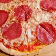 Pizza z salami i cebulą. Czy to pepperoni? Różnica między salami a pepperoni jest subtelna, ale ta pizza z pewnością smakuje wyśmienicie!
