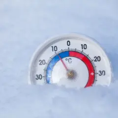 Termometr w śniegu pokazuje temperaturę poniżej zera. Idealnie, by schłodzić piwo w zamrażarce.