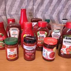 Kolekcja pikantnych ketchupów, w tym pierwszy ketchup w Polsce. Różne marki i opakowania.
