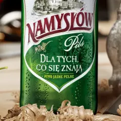 Chmiel i dłuto obok puszki piwa Namysłów Pils. Dla tych, co się znają, to piwo jasne pełne.