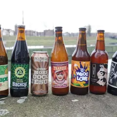 Rząd butelek i puszka piwa, w tym piwo dla kobiet "Grape Ale".