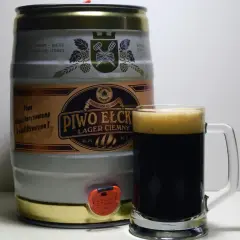 Beczka z piwem Ełckim Lager Ciemny i kufel pełen dunkel piwa. Idealne na wieczorne spotkanie.
