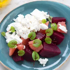 Sałatka z buraków, grejpfruta i sera feta. Idealna fit kolacja, lekka i kolorowa.