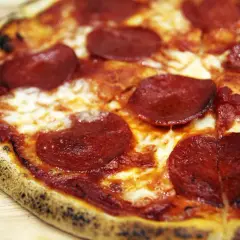 Pyszna pizza pepperoni z ciągnącym serem. Czy można przygotować pizzę wcześniej? Tak, można ją upiec i odgrzać.