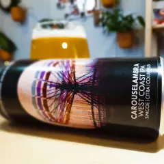 Puszka piwa "Carouselambra West Coast IPA" z motywem karuzeli. Idealne na wieczór, gdy masz ochotę na dobre ibu piwo.