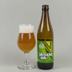 Szklanka z bursztynowym piwem Vermont IPA i butelka tego piwa. Idealne neipa piwo na wieczór.