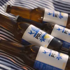 Butelki piwa bezalkoholowego na kocu. Czy piwo bezalkoholowe jest moczopędne? To pytanie zadaje sobie wielu, gdy relaksuje się na świeżym powietrzu.