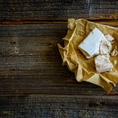 Kostki świeżych drożdży na brązowym papierze. Czy to autoliza co to?