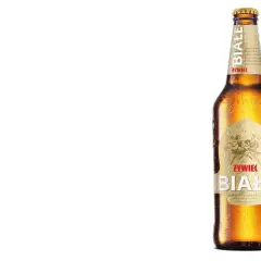 Butelka piwa Żywiec Białe z kroplami rosy na szkle.