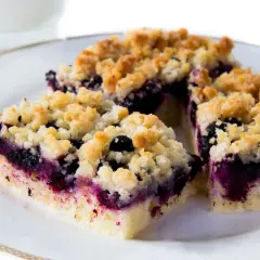 Pyszne ciasto z borówkami i kruszonką, idealne na deser.