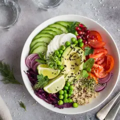 Kolorowy bowl z awokado, pomidorami, ogórkiem i czerwoną kapustą. Idealne przepisy na zdrowy posiłek.
