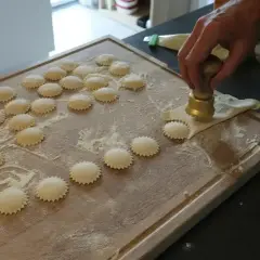Ręcznie robione ravioli z cienkiego ciasta, wykrawane okrągłym stemplem.