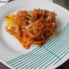 Danie z cebuli i pomidorów, wygląda jakby ktoś pytał, czy do bigosu dodaje się cebulę.