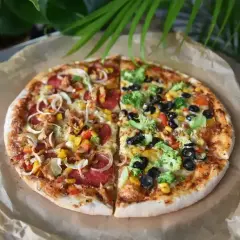 Idealna pizza dla dwojga, podzielona na pół: mięsna i warzywna. Rozmiar jak z Pizza Hut.
