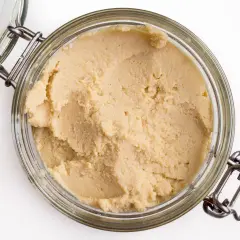 Gładka, kremowa masa w słoiku. To właśnie co to jest hummus, pyszna pasta z ciecierzycy.