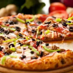Idealna pizza na światowy dzień pizzy: gorąca, ciągnący ser, oliwki, papryka i mięso.