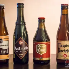 Cztery butelki belgijskiego piwa: Achel, Westmalle, Chimay i Rochefort.