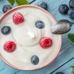 Pyszny jogurt naturalny z malinami i borówkami. Idealny pomysł na śniadanie, z czym jeść jogurt naturalny, by było zdrowo i smacznie.