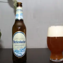 Butelka i szklanka z piwem Perlenbacher Hefeweissbier. Idealne piwa pszeniczne na relaks.