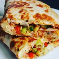 Gorąca tortilla na ciepło z patelni, wypełniona warzywami i serem. Idealna na szybki posiłek.