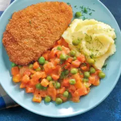 Kotlet panierowany, puree ziemniaczane i warzywa w sosie. Idealne danie, gdy masz brak pomysłu na obiad.