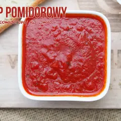 Gęsty, czerwony zimny sos pomidorowy inaczej, podany w białej miseczce, obok kromki chleba. Idealny na letnie dni.