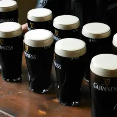 Szklanki z ciemnym piwem Guinness, idealne na wieczór. Ile procent ma piwo Guinness? To zależy od rodzaju, ale klasyczny stout ma ok. 4.2%.