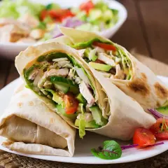 Dwa sycące wrapy z kurczakiem, awokado, pomidorami i ogórkiem. Idealne z czym tortilla na ciepło.