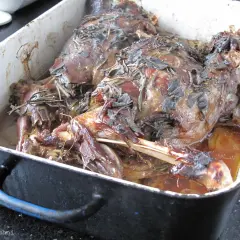 Pieczona jagnięcina w ziołach, idealna na rodzinny obiad. Ten przepis na jagnięcinę zachwyci każdego!