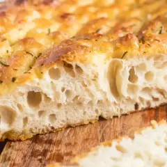 Puszysta focaccia z ziołami i solą, idealna do Twojego przepisu. Zobacz, jak pięknie wygląda jej wnętrze!
