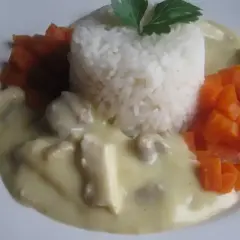 Pyszna potrawka z kurczaka w kremowym sosie, podana z ryżem i marchewką. Idealny sos do potrawki, który zachwyci każdego.
