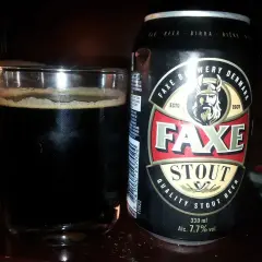 Szklanka ciemnego piwa Faxe Stout obok puszki. To piwo 2 procent, idealne na wieczór.