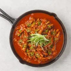 Kurczak w sosie gochujang, ozdobiony szczypiorkiem i sezamem. Idealny do dań z makaronem. Przepisy na to danie znajdziesz online.