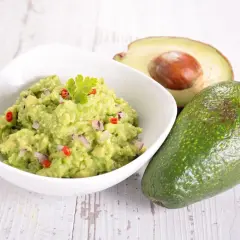 Pyszne guacamole Ani gotuje się z awokado, cebuli i papryczki chili. Idealne na przekąskę!
