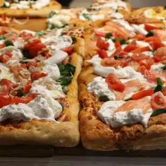 Puszyste ciasto na pizzę z piwem, obficie pokryte kremowym serem, pomidorkami i łososiem. Idealne na letnie wieczory.