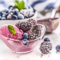 Jak zrobić lody z mrożonych owoców? Pyszne, różowe lody z jeżynami i borówkami, ozdobione miętą. Idealne na lato!
