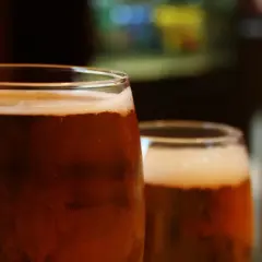 Dwa szklanki piwa, z pianką i bąbelkami. Na pierwszej widać oznaczenie 0,4l. Idealny piwny zacier na wieczór.