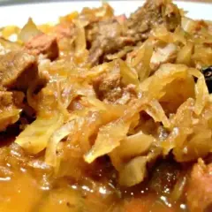 Pyszny bigos, tradycyjne polskie danie. Ten przepis na bigos to gwarancja sukcesu.